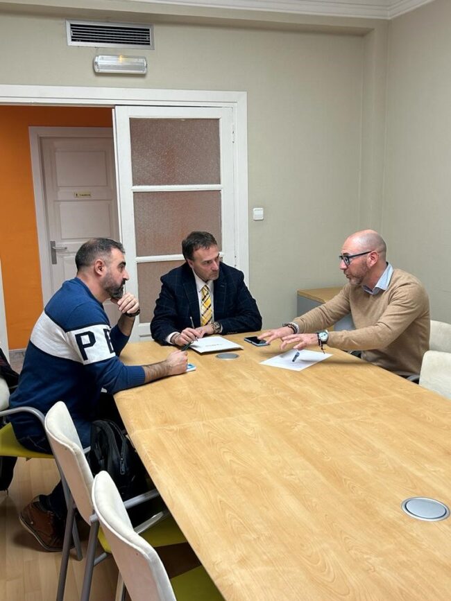 De izquierda a derecha; el presidente de la FASS, Gerardo Belloc; el secretario general de la FAMCP, Eduardo Gallart y el técnico, Jesús Sánchez