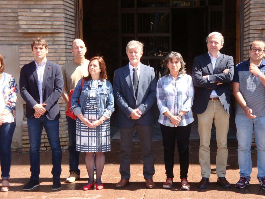 Desde la izquierda, el presidente de la FNMC, Pablo Azcona, la presidenta de la FAMCP, Carmen Sánchez,  el alcalde de Zaragoza, Pedro Santisteve, la vicealcaldesa Luisa Broto, y los concejales Jorge Azcón, Alberto Cubero y, en la segunda fila, Carmelo Asensio.