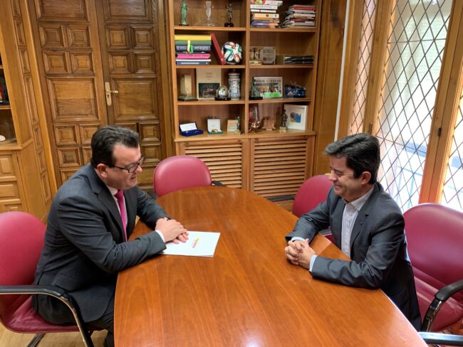 Luis Zubieta, con el alcalde de Huesca, Luis Felipe.