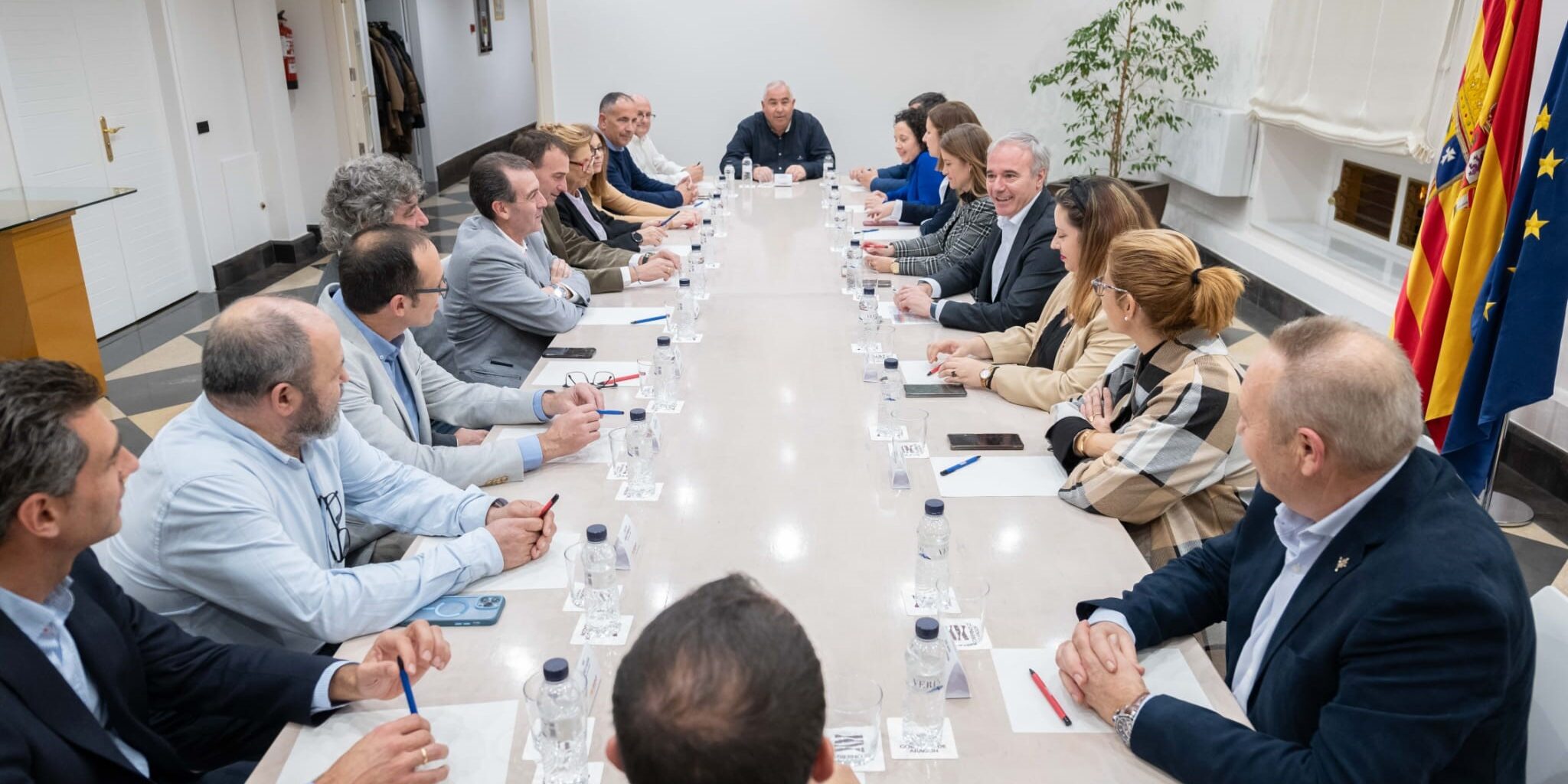 La Comisión Ejecutiva de la FAMCP en su reunión con el presidente Azcón