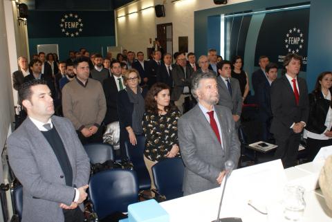 Miembros del Consejo Territorial, en silencio y en pie como reconocimiento a las víctimas de violencia de género. A la derecha, la presidenta de la FAMCP, Carmen Sánchez, y el alcalde de Huesca, Luis Felipe.