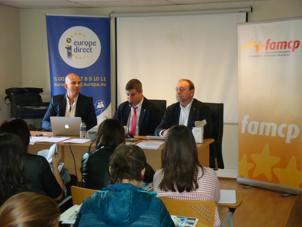 Desde la izquierda, Carlos Franco, profesor del seminario, Julio Embid, director general de Relaciones Institucionales, y Martín Nicolás, secretario general de la FAMCP.