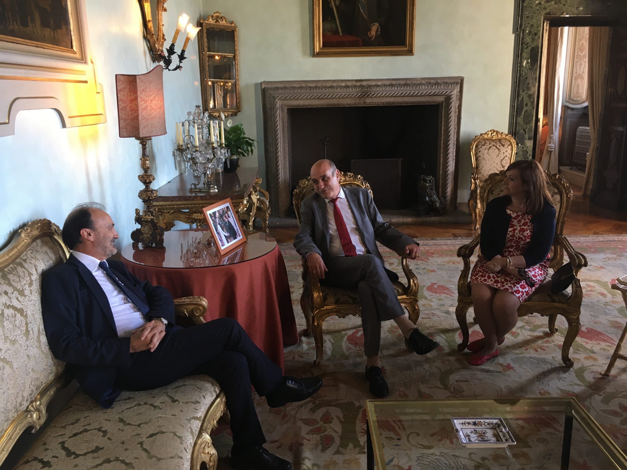 Desde la izquierda, el embajador Jesús Gracia, Fernando Callizo y Carmen Sánchez. 