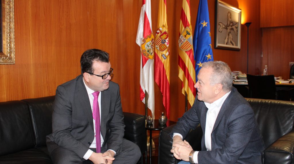 Luis Zubieta, con el presidente de la DPH, Miguel Gracia.