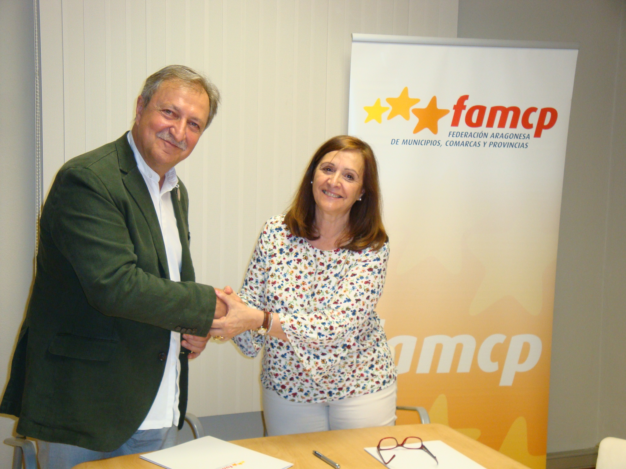 Lobatón y Sánchez tras la firma del convenio de colaboración