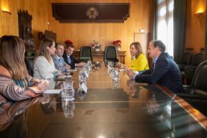 La alcaldesa de Zaragoza reunida con el presidente, las dos vicepresidentas y el secretario general de la FAMCP