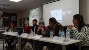 A la derecha de la imagen, Lara Largo, técnica de la FAMCP, que participó en la Mesa de trabajo