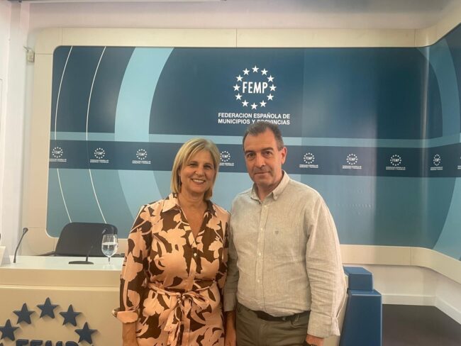 La presidenta de la FEMP con el presidente de la FAMCP. La presidenta de la FEMP con el presidente de la FAMCP.