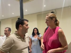 El primer teniente de alcalde de Zuera conversando con la alcaldesa de La Puebla de Alfínden.