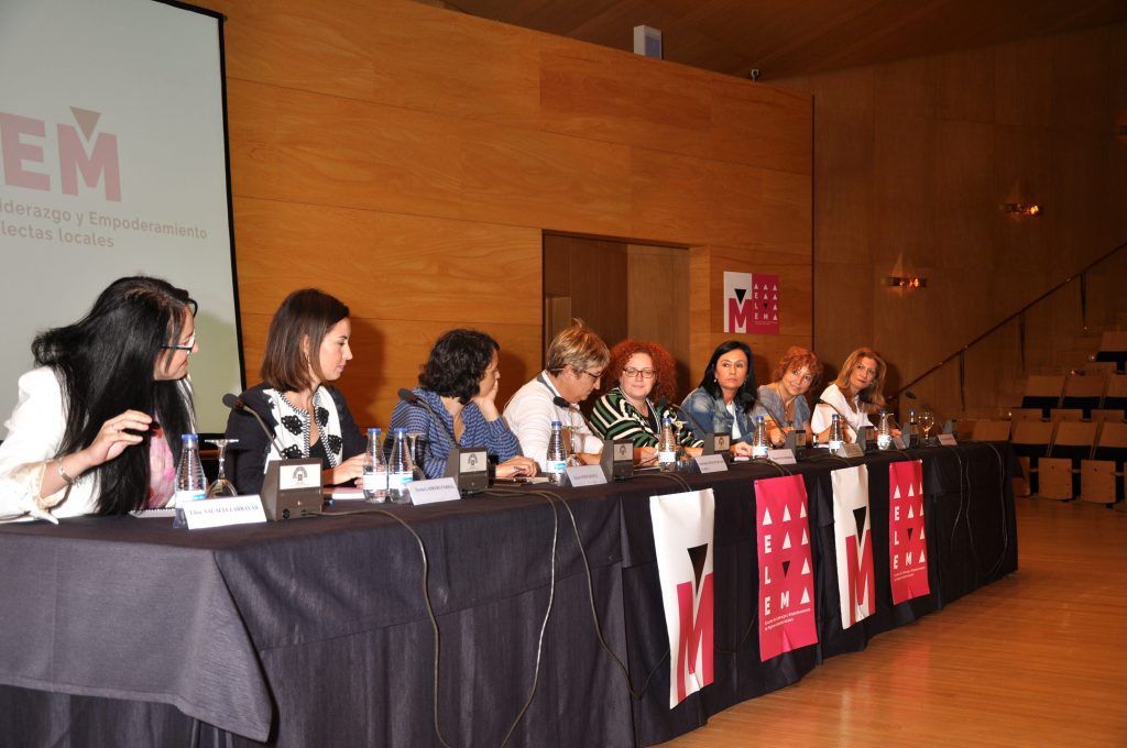 Masa redonda de alcaldesas y concejalas sobre experiencias en la política local.