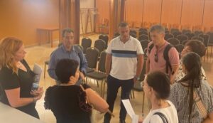 Carmelo Pérez, presidente de la FAMCP; Eduardo Gallart, secretario general, y José Ángel Docando, concejal de Comercio de Tarazona intercambiando impresiones con los representantes de la Asociación de Comercio de Tarazona.