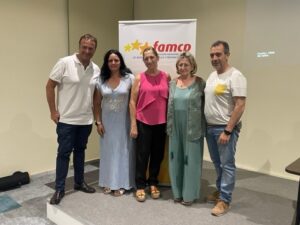 El presidente de la FAMCP, Carmelo Pérez y su secretario general, Eduardo Gallart, con la alcaldesa de la Puebla de Alfindén, Pilar Villanueva.