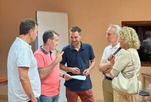 Gallart y Pérez con los concejales de Jaca y la presidenta de la Asociación de Comercio de Jaca.