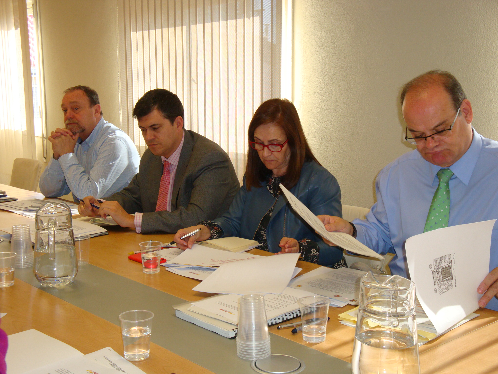 Desde la derecha, el director general de Relaciones Institucionales, Enrique Giménez, la presidenta de la FAMCP, Carmen Sánchez, el director general de Ordenación del Territorio, Joaquín Palacín, y el secretario general de la FAMCP, Martín Nicolás.