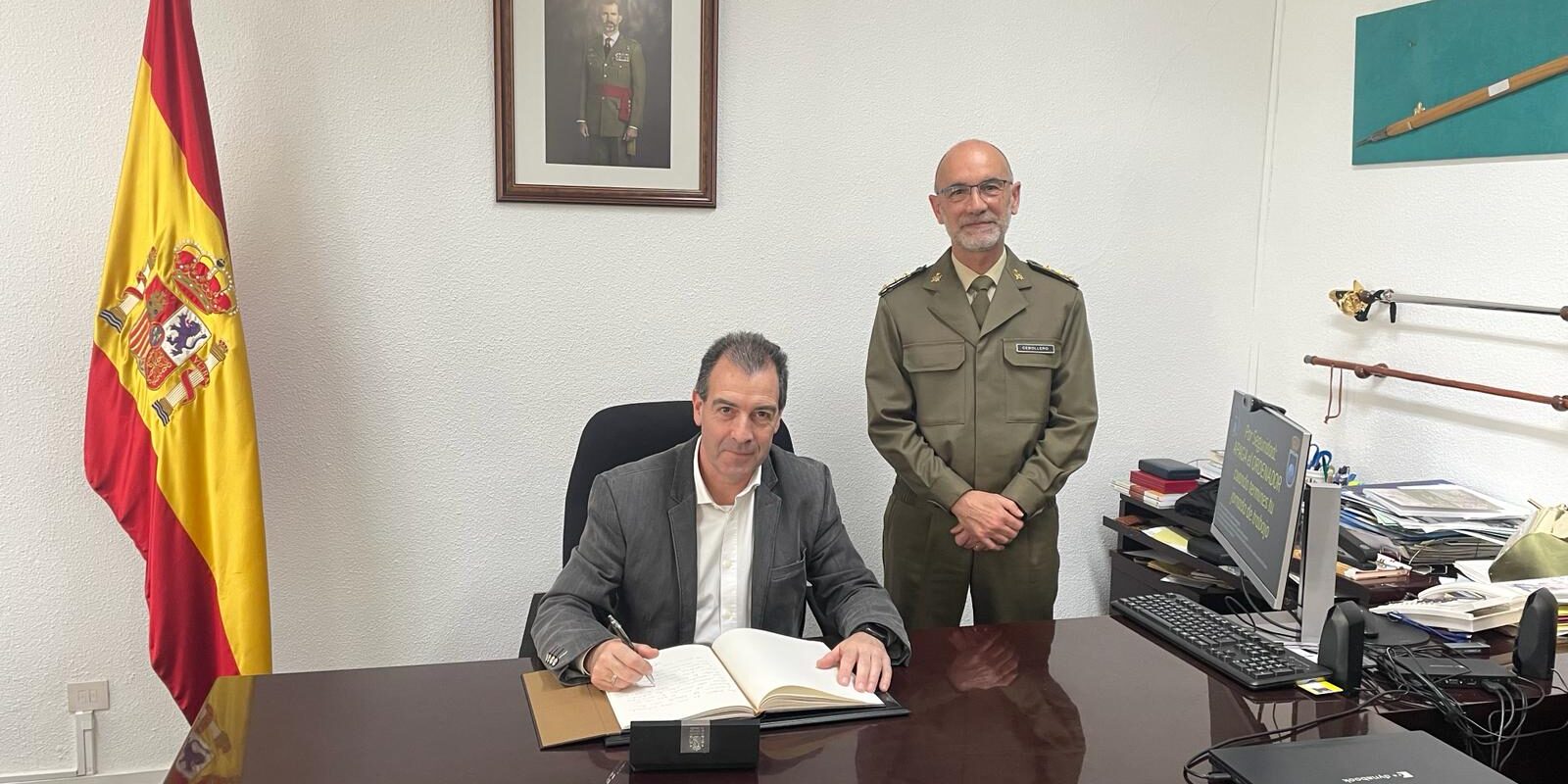 Carmelo Pérez firma en el Libro de Honor de la Delegación de Defensa en Aragón.