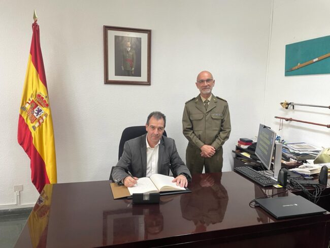 Carmelo Pérez firma en el Libro de Honor de la Delegación de Defensa en Aragón.
