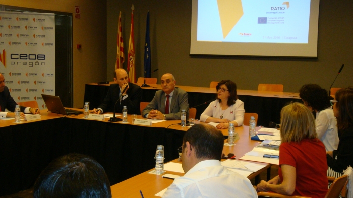 Julia Vicente, miembro de la Ejecutiva de la FAMCP, durante su intervención en la apertura del encuentro.