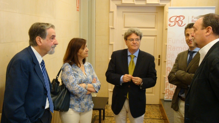 Desde la izquierda, Antonio Embid, presidente de la FRSV, Carmen Sánchez, presidenta de la FAMCP, Jesús Colás, oficial mayor de la DPZ, Ismael Jiménez, catedrático de Derecho Financiero y Tributario de la Universidad de Zaragoza, y Martín Nicolás, secretario general de la FAMCP