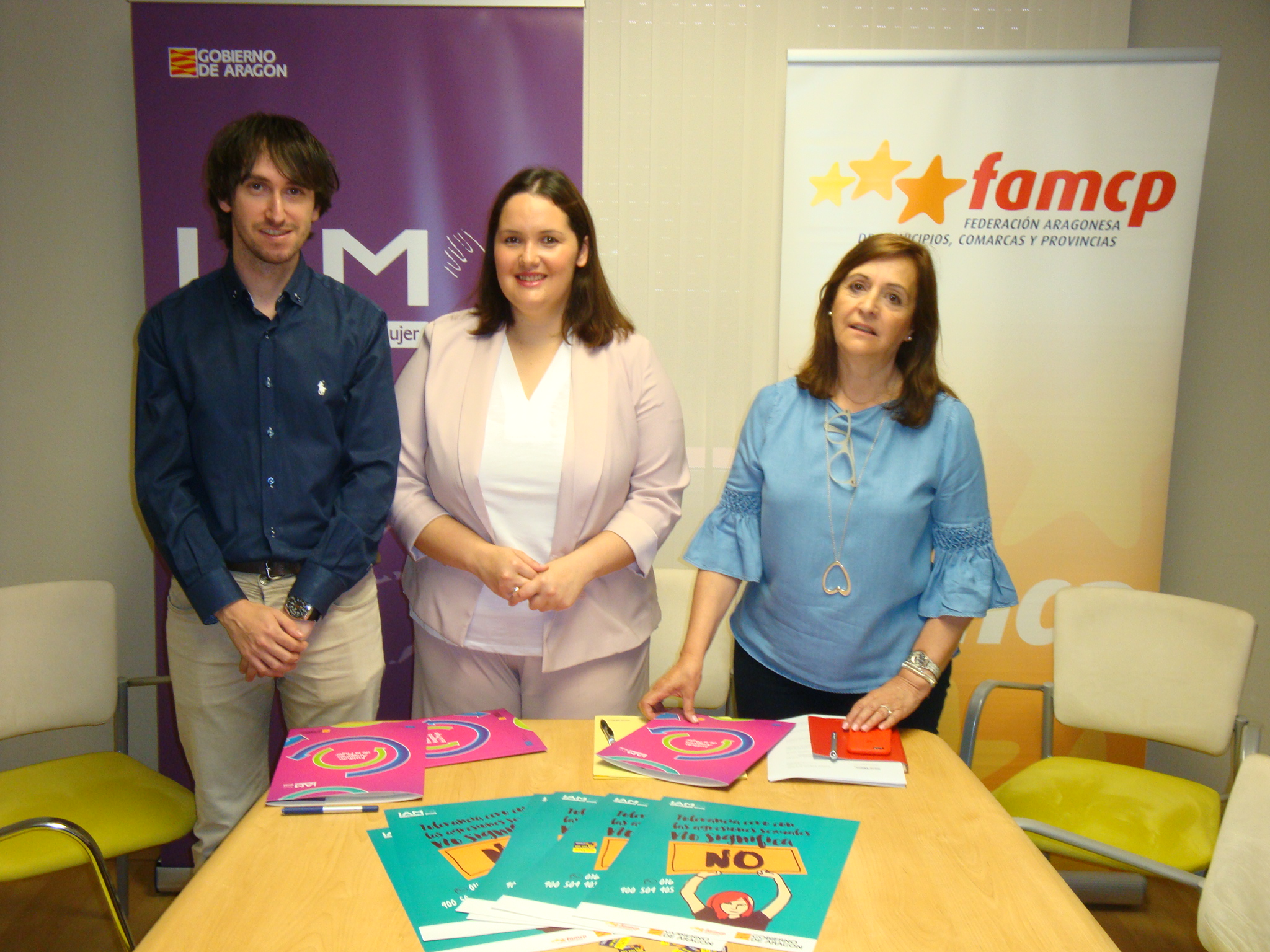 El director gerente del IAJ, Adrián Gimeno, la directora del IAM, Natalia Salvo, y la presidenta de la FAMCP, Carmen Sánchez, tras la presentación de la campaña