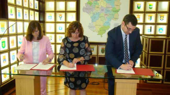 La presidenta de la FAMCP, Carmen Sánchez, la consejera de Ciudadanía y Derechos Sociales, María Victoria Broto, y el director general de Multienergía Verde, Francisco Cruz, firmando el convenio. La presidenta de la FAMCP, Carmen Sánchez, la consejera de Ciudadanía y Derechos Sociales, María Victoria Broto, y el director general de Multienergía Verde, Francisco Cruz, firmando el convenio.