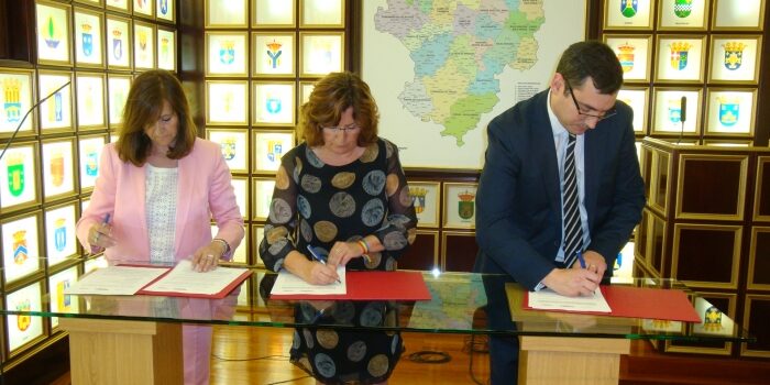 La presidenta de la FAMCP, Carmen Sánchez, la consejera de Ciudadanía y Derechos Sociales, María Victoria Broto, y el director general de Multienergía Verde, Francisco Cruz, firmando el convenio.