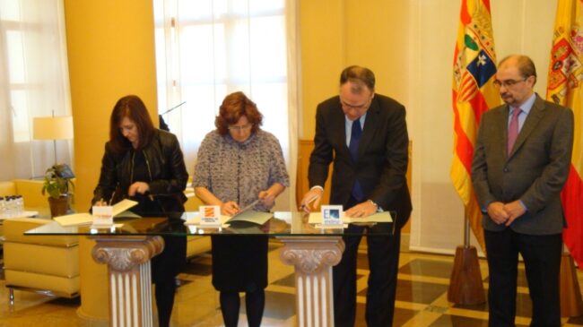 carmen-sanchez-maria-victoria-broto-ignacio-blanco-javier-lamban La presidenta de la FAMCP, Carmen Sánchez, la consejera de Ciudadanía y Derechos Sociales, Mª Victoria Broto, y el director general de Endesa-Aragón, Ignacio Blanco, firman el convenio en presencia del presidente del Gobierno de Aragón, Javier Lambán.