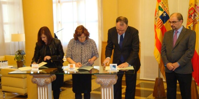 carmen-sanchez-maria-victoria-broto-ignacio-blanco-javier-lamban La presidenta de la FAMCP, Carmen Sánchez, la consejera de Ciudadanía y Derechos Sociales, Mª Victoria Broto, y el director general de Endesa-Aragón, Ignacio Blanco, firman el convenio en presencia del presidente del Gobierno de Aragón, Javier Lambán.