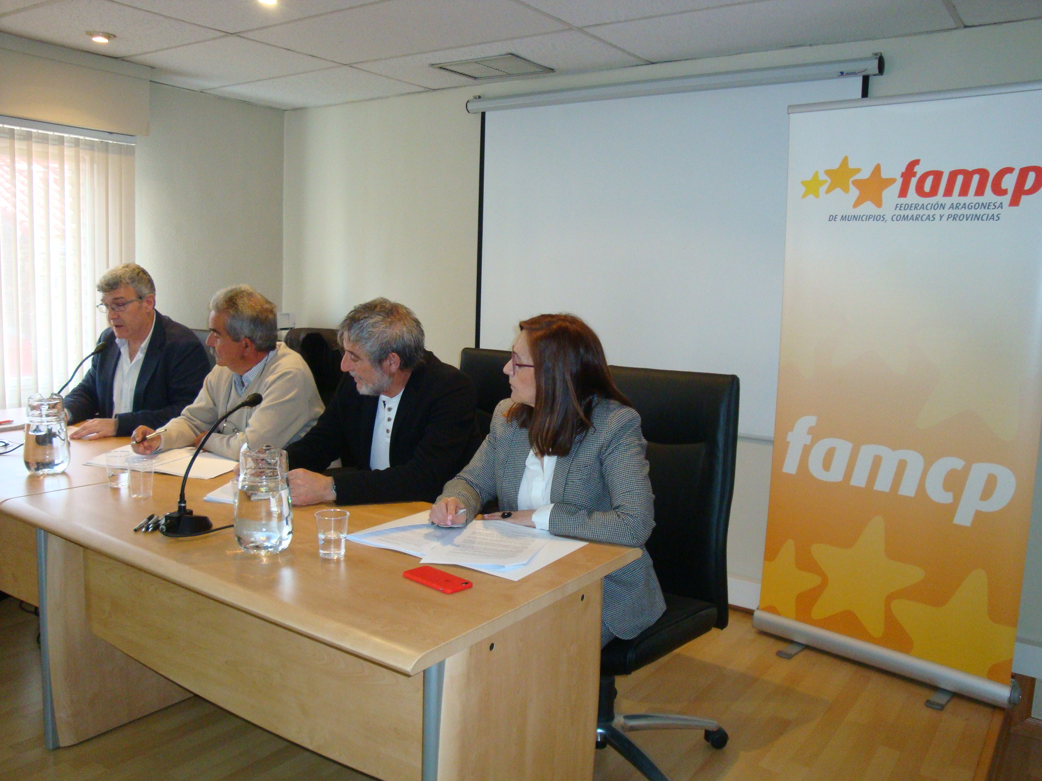 Desde la izquierda, Joaquín Santos, director gerente del IASS, Evaristo Cabistañ y José Antonio Ramo, presidente y vicepresidente de la Comisión de Comarcas, y Carmen Sanchez, presidenta de la FAMCP.