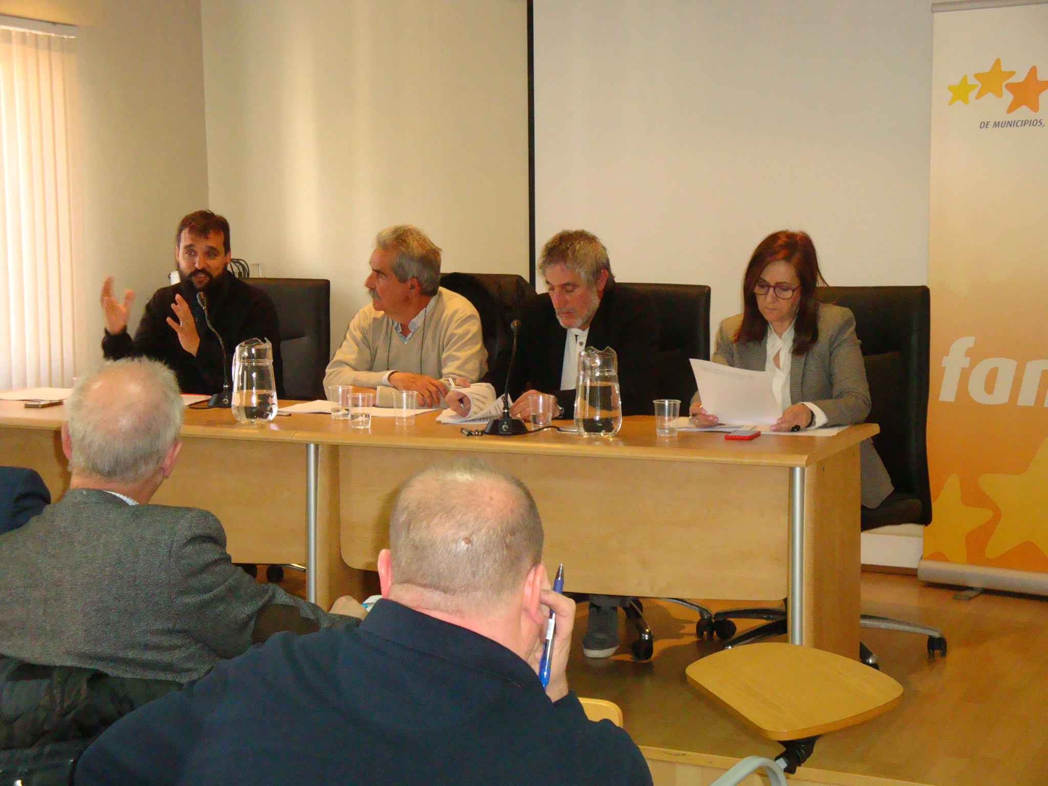 A la izquierda, el director de Zaragoza Activa, Raúl Oliván, interviniendo ante la Comisión.