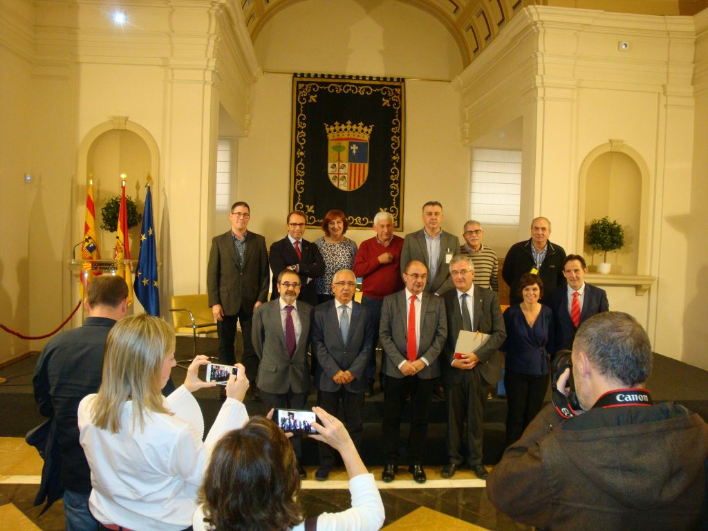 Los integrantes de la Ponencia con el presidente Lambán y el consejero Olona.