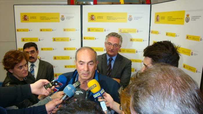 El alcalde de Pradilla, Luis Eduardo Moncín, atiende a los medios.