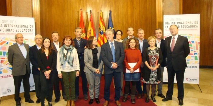 El alcalde de Zaragoza y la presidenta de la FAMCP, en el centro de la imagen, con los miembros de la Comisión de Municipios de más de 8.000 habitantes