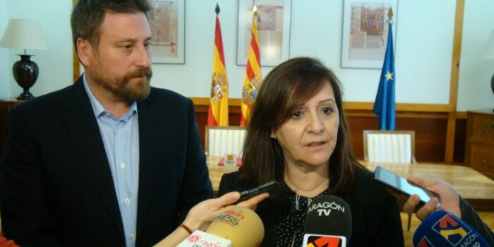 El consejero José Luis Soro y la presidenta de la FAMCP, Carmen Sánchez, firmaron un convenio de colaboración el pasado 4 de marzo.