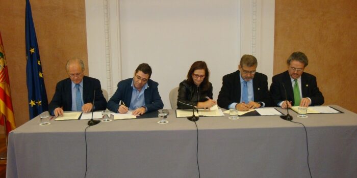 El convenio se ha firmado en la sala Ricardo Magdalena de la Diputación de Zaragoza El convenio se ha firmado en la sala Ricardo Magdalena de la Diputación de Zaragoza