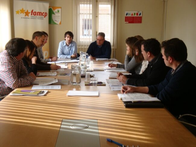 El director del Instituto Aragonés de la Juventud, Adrián Gimeno, participó en la Comisión de Servicios Públicos.