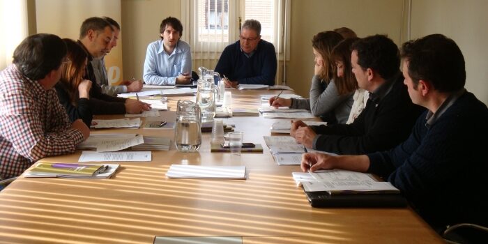 El director del Instituto Aragonés de la Juventud, Adrián Gimeno, participó en la Comisión de Servicios Públicos.