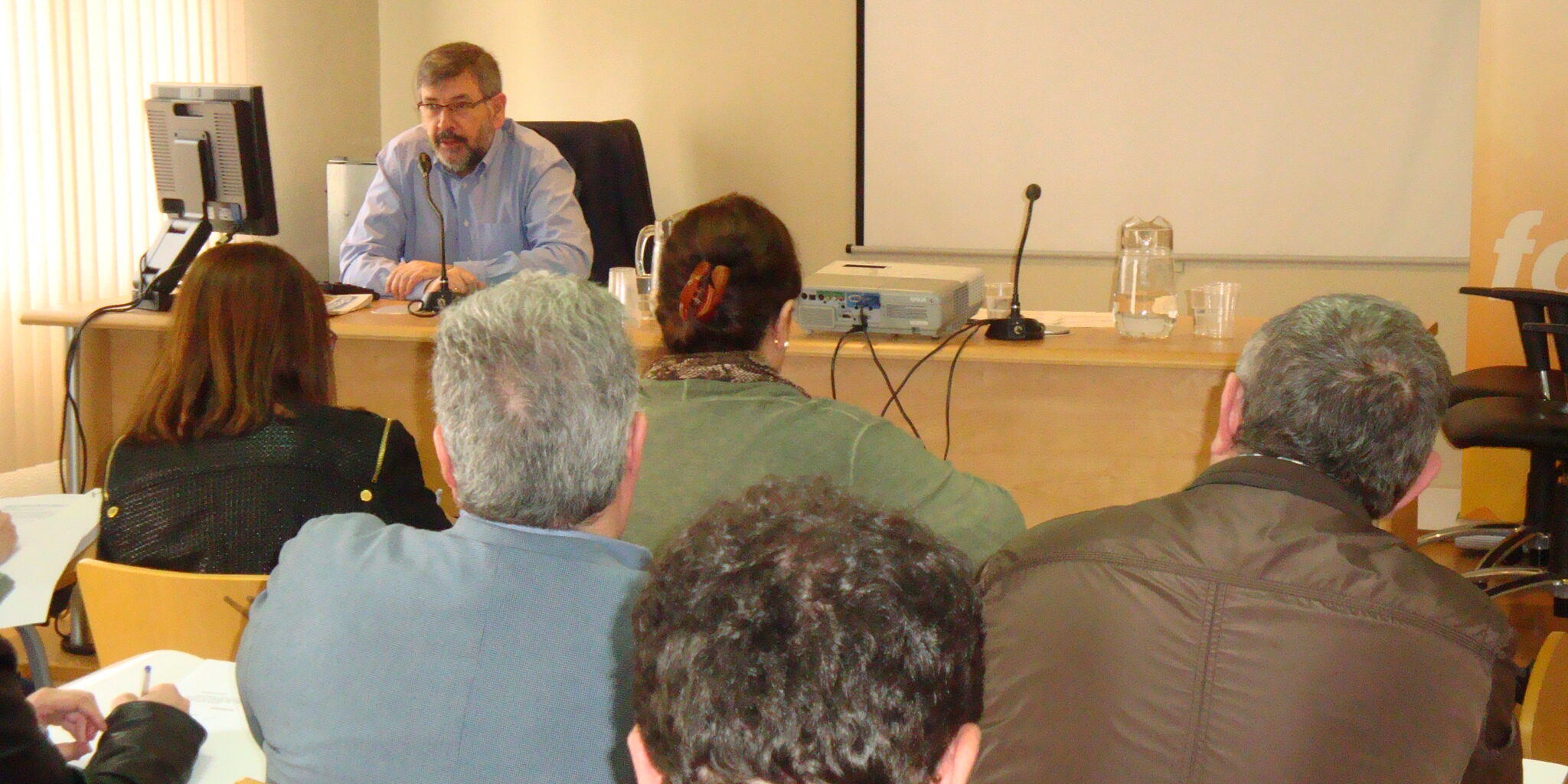 Francisco Javier Ascorbe explicó el intercambio telemático de datos en la sede de la FAMCP. Francisco Javier Ascorbe explicó el intercambio telemático de datos en la sede de la FAMCP.