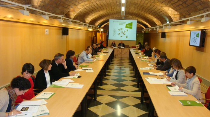 la-presidenta-de-la-famcp-carmen-sanchez-y-el-director-general-miguel-miranda-al-fondo-de-la-imagen-condujeron-el-6o-foro-aragones-para-la-participacion-ciudadana-en-el-ambito-local La presidenta de la FAMCP, Carmen Sánchez, y el director general Miguel Miranda, al fondo de la imagen, condujeron el 6º Foro aragonés para la participación ciudadana en el ámbito local.