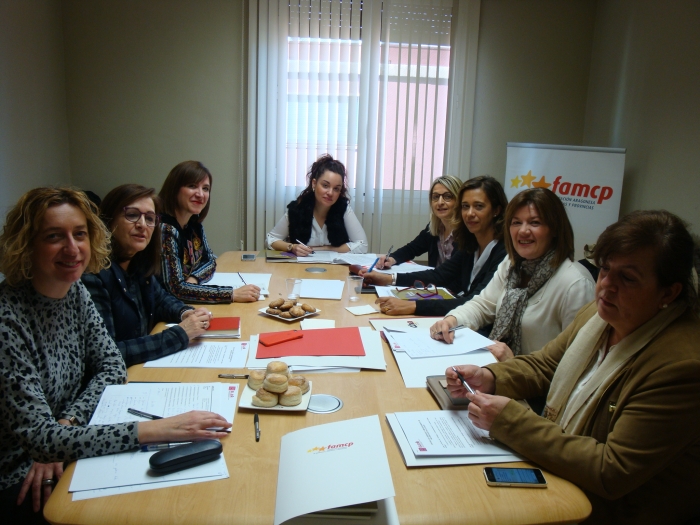 Desde la izquierda, Patricia Luquin, Carmen Sánchez, Sara Fernández, Maru Díaz, Pili Mar Zamora, Marián Orós, Carmen Martínez y Rosario Gómez reunidas en la sede de la FAMCP.
