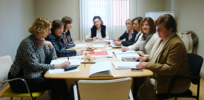 Desde la izquierda, Patricia Luquin, Carmen Sánchez, Sara Fernández, Maru Díaz, Pili Mar Zamora, Marián Orós, Carmen Martínez y Rosario Gómez reunidas en la sede de la FAMCP.