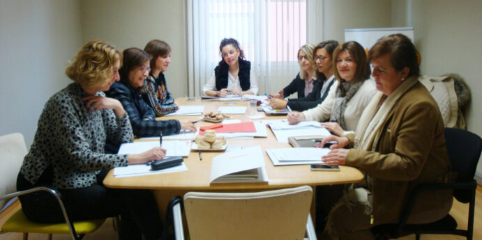 Desde la izquierda, Patricia Luquin, Carmen Sánchez, Sara Fernández, Maru Díaz, Pili Mar Zamora, Marián Orós, Carmen Martínez y Rosario Gómez reunidas en la sede de la FAMCP.