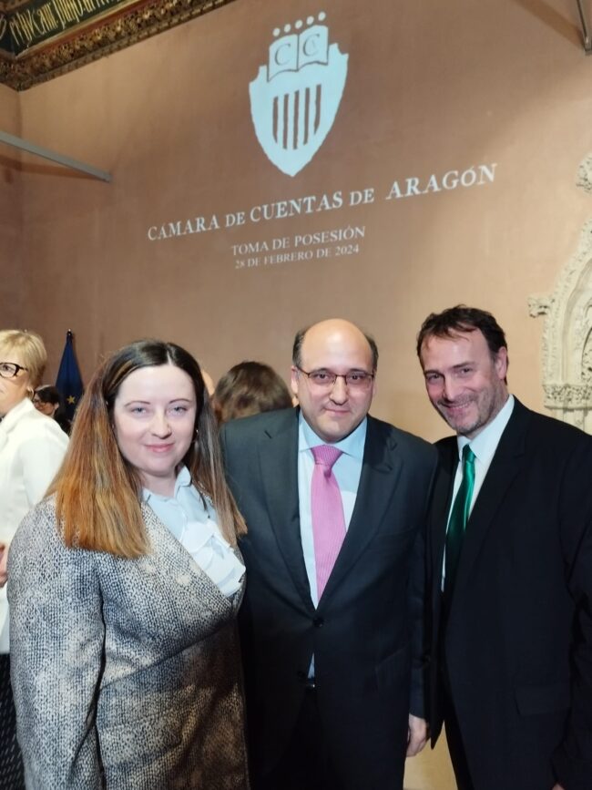 La Vicepresidenta y el Secretario General de la FAMCP con el Presidente de la Cámara de Cuentas de Aragón.