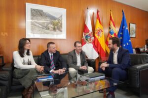 El presidente de la Diputación Provincial de Huesca, Isaac Claver, recibe al presidente de la FAMCP, Carmelo Pérez en la sede de la Institución Provincial 