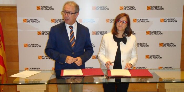 consejero-hacienda-fernando-gimeno-y-presidenta-de-la-famcp-carmen-sanchez-firma-convenio El consejero de Hacienda, Fernando Gimeno, y la presidenta de la FAMCP, Carmen Sánchez han firmado el convenio