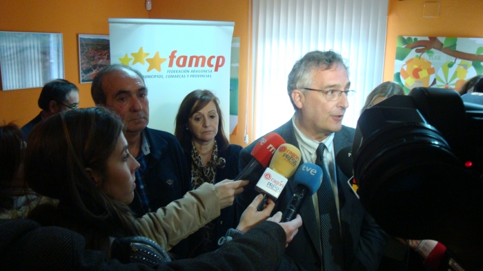 El consejero de Desarrollo Rural y Sostenibilidad hace declaraciones a los medios acompañado por la presidenta de la FAMCP, Carmen Sánchez, y Luis Eduardo Moncín, alcalde de Pradilla y presidente de Comisión de Municipios afectados por el Ebro.