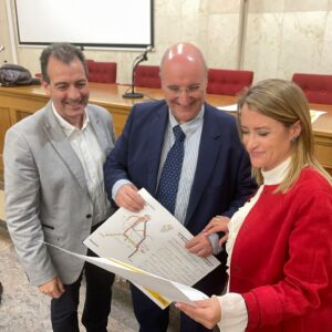 El presidente de la FAMCP, Carmelo Pérez, y la vicepresidenta, Yolanda Sevilla, con el director general de Transporte, Ángel Anía.