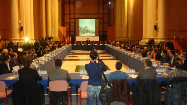 firma-comunicado-apoyo-reapertura-canfranc Plano general de la mesa que acogió a los 60 representantes que firmaron el comunicado de apoyo a la reapertura del Canfranc.