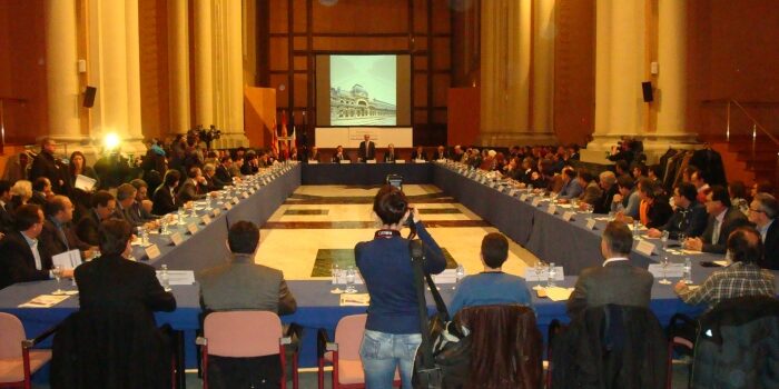 Plano general de la mesa que acogió a los 60 representantes que firmaron el comunicado de apoyo a la reapertura del Canfranc.