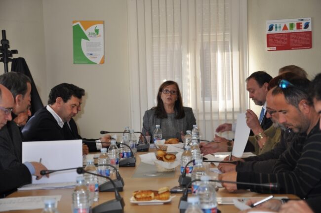 imagen-de-la-comision-ejecutiva-con-la-presidenta-de-la-famcp-carmen-sanchez Imagen de la Comisión Ejecutiva con la presidenta de la FAMCP, Carmen Sánchez, dirigiendo la reunión.