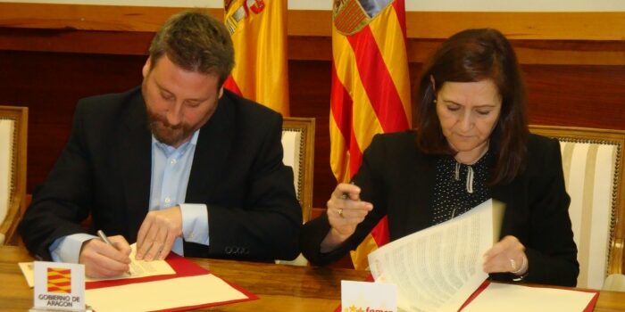 José Luis Soro y Carmen Sánchez firman el convenio de colaboración.